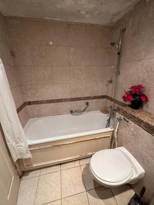 A 2 Standard Bedrooms Flat * Londra