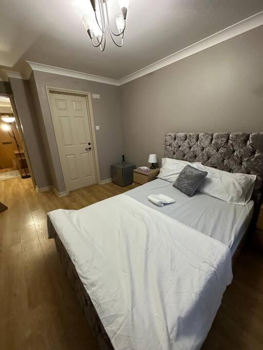 A 2 Standard Bedrooms Flat Appartamento Londra