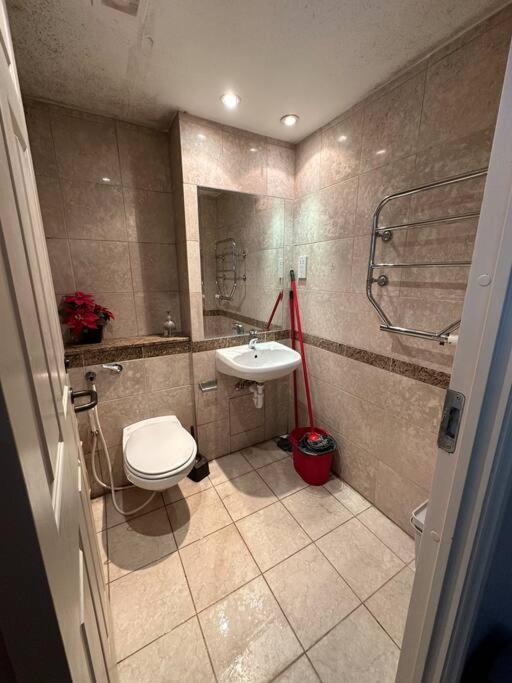 A 2 Standard Bedrooms Flat * Londra
